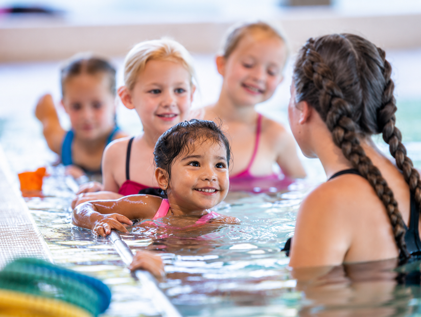 Monitrice de natation enseignant à un petit groupe d’enfants